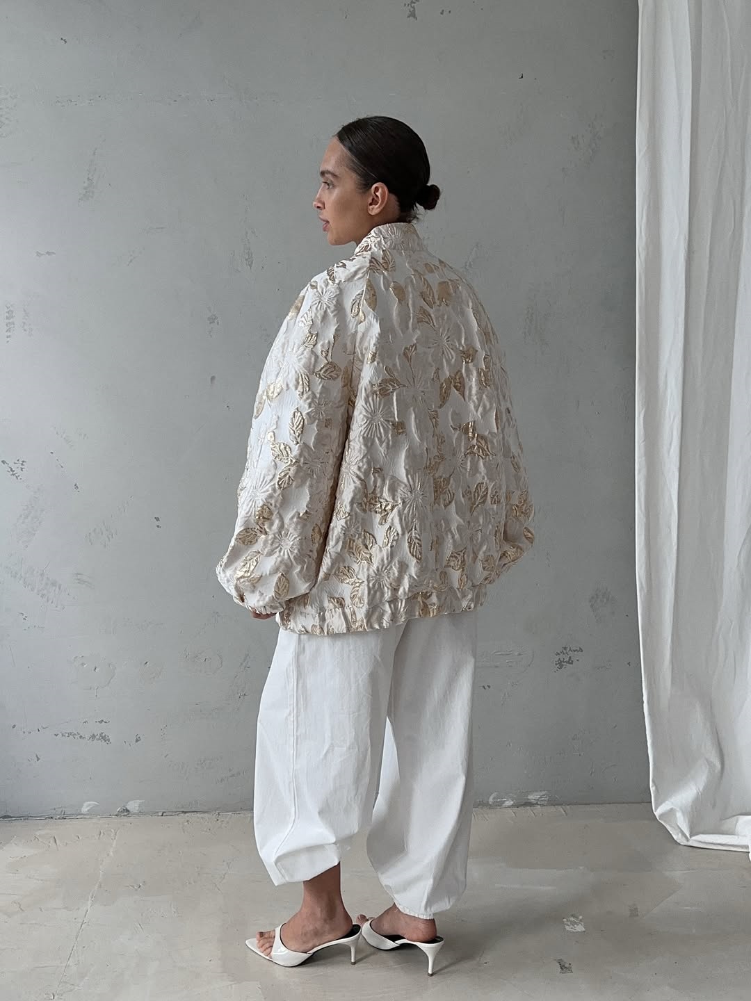 Beyaz Altın Jakarlı Çiçek Dese - Women'S Fashion Bomber Jacket incelemesi ve fiyatı